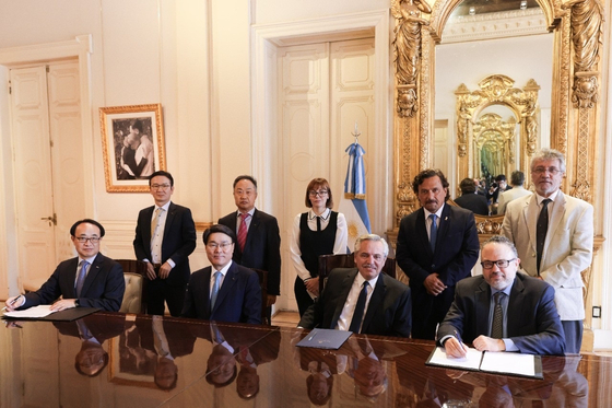 Executives of Posco Holdings and officials from the Argentina government including Chairman Choi Jeong-woo, second from left in the front row, and Alberto Angel Fernandez, second from right in the front row, pose for a photo after signing a memorandum of understanding on the expansion of the production capacity of its lithium hydroxide factory in Argentina. [POSCO HOLDINGS]