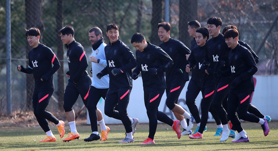 The Korean national football team train at the National Football Center in Paju, Gyeonggi on Tuesday. [NEWS1]