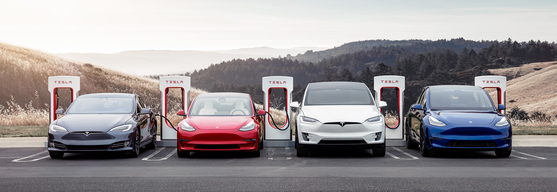 Tesla models are lined up in front of charging stations. [JOONGANG ILBO]