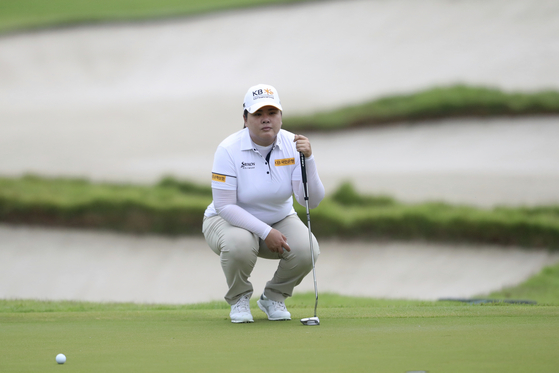 Park In-bee lines up a putt on the first green during her final round at the Women's World Championship golf tournament at Sentosa Golf Club in Singapore on Sunday. [AP/YONHAP]