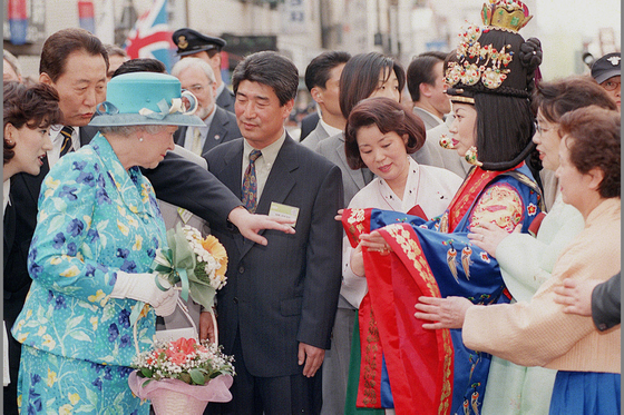 Queen Elizabeth II, left, meets with the locals at Insadong area in central Seoul on April 20, 1999. [KIM JIN-SEOK] 
