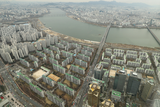 View of apartments in Seoul from Lotte Tower in Jamsil, Seoul on Wednesdaay. This year's government assessed value rose more than 17 percent, a third highest year-on-year increase and a double-digit growth for the second consecutive years. An increase in the assessed value means higher taxes. [YONHAP] 