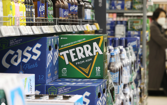 Hite Jinro's Terra and Cass beers are displayed at a discount mart in Seoul, Wednesday. Hite Jinro raised the factory prices of its beers by an average 7.7 percent Wednesday, the alcohol maker's first price rise since 2016. Oriental Brewery also jacked up its beer prices by 7.7 percent on February 8. [YONHAP]