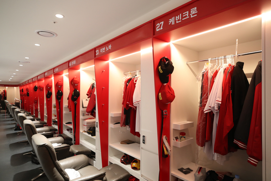 The newly-refurbished SSG Landers locker room at Incheon SSG Landers Field in Incheon is opened to the media for the first time on Wednesday. The Landers redesigned the team and staff facilities inside the stadium and the home and away dugouts during the offseason. [NEWS1]