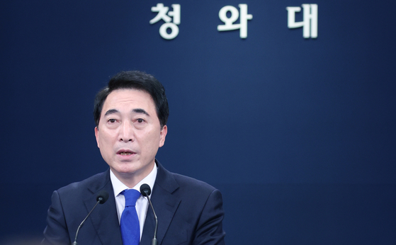 Park Soo-hyun, presidential senior secretary for public communication, says that President Moon Jae-in called for a meeting without conditions with President-elect Yoon Suk-yeol in a briefing Thursday at the Blue House in central Seoul. [YONHAP]