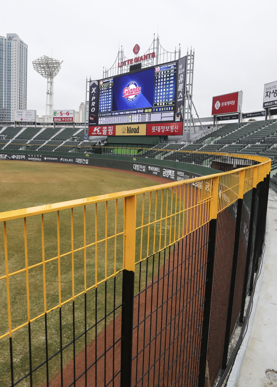 The outfield wall at Sajik Baseball Stadium in Busan has been raised from 4.8 meters to 6 meters. [YONHAP]