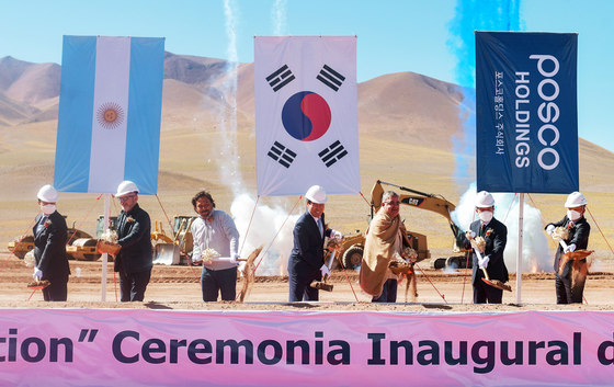 Posco Holdings Chairman Choi Jeong-woo, center, turns a shovel during a groundbreaking ceremony for the construction of lithium hydroxide factory near the Salar del Hombre Muerto salt lake in northern Argentina, Wednesday, along with the company representatives and officials from the Argentina government. The plant is expected to start operations in the first half of 2024, with 25,000 tons of annual capacity. Posco will raise the annual capacity to 100,000 tons by the end of 2028. [POSCO HOLDINGS]