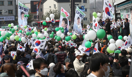 Supporters of former President Park Geun-hye gathered outside her residence in Daegu to greet her arrival on Thursday. [SONG BONG-GEUN]
