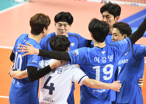 Seoul Woori Card WooriWON players celebrate beating Daejeon Samsung Bluefangs in straight sets at Jangchung Gymnasium in central Seoul on Wednesday. [KOVO]