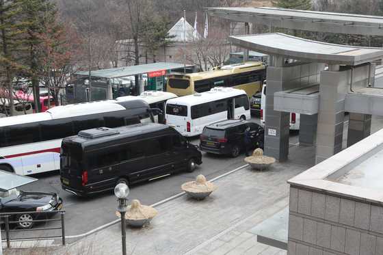 Vehicles clog the entrance to a funeral home run by the Seoul city government in Goyang, Gyeonggi, on Thursday. With the Covid-19 death toll rising, Seoul said it would increase daily operations at its crematoria. [YONHAP]