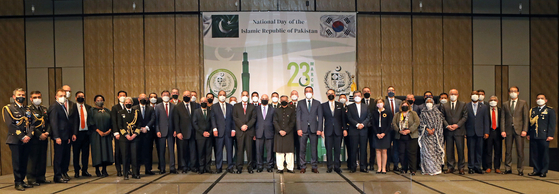 Ambassador of Pakistan to Korea Nabeel Munir and ambassadors and diplomats celebrate the National Day of Pakistan, which is celebrated on March 23 annually, at the Four Seasons Hotel in central Seoul on Wednesday. [PARK SANG-MOON]
