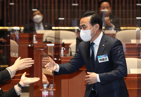 Three-time Democratic Party lawmaker Park Hong-keun shakes hands with colleagues after being elected as the party's new floor leader at the National Assembly in Yeouido, western Seoul, on Thursday afternoon. [JOINT PRESS CORPS]