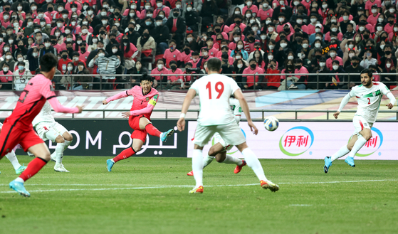 Son Heung-min scores Korea's first goal against Iran in a World Cup qualifier at Seoul World Cup Stadium in western Seoul on Thursday. [YONHAP]