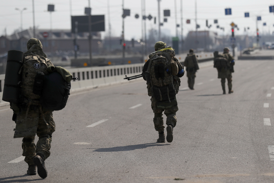 Ukrainian soldiers patrol on the outskirt of Kyiv, Ukraine, on March 23. [EPA/YONHAP]