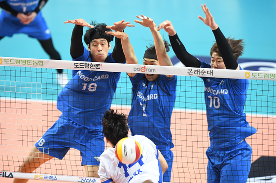 Seoul Woori Card WooriWON players block the ball against Daejeon Samsung Bluefangs at Jangchung Gymnasium in central Seoul on Wednesday. [YONHAP]