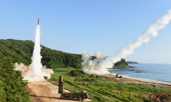In response to Thursday's suspected ICBM test by North Korea, South Korea's military launched several warning missiles from the country's eastern coast for the first time since 2017. [YONHAP]
