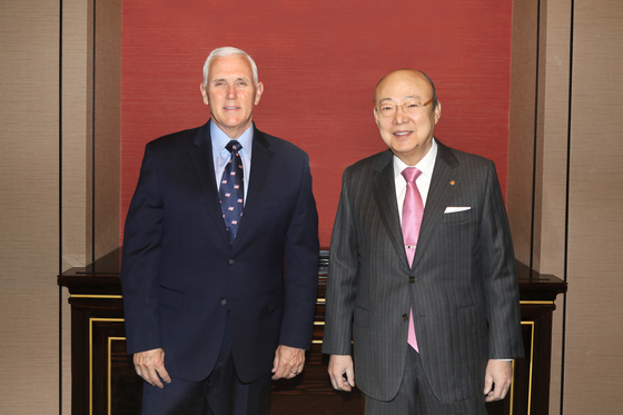 Hanwha Group Chairman Kim Seung-youn, right, poses with former U.S. Vice President Mike Pence at the Westin Josun Hotel in central Seoul on Thursday. [HANWHA]