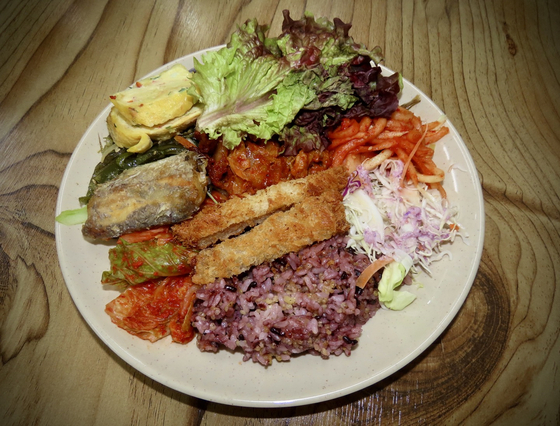 Plate of rice and banchan (side dish) at Bokcheong Korean Buffet in Paju, Gyeonggi [JOONGANG ILBO]