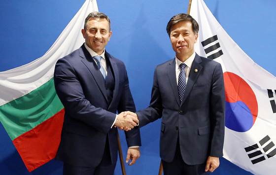 National Tax Service Commissioner Kim Dae-ji with Bulgaria’s National Revenue Agency Director General Rumen Spetsov in Sofia on March 22. [NATIONAL TAX SERVICE]