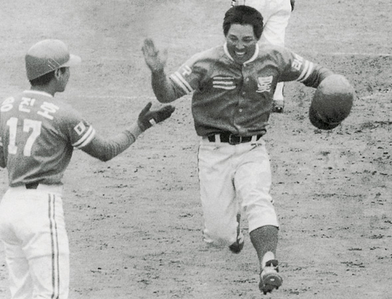 Lee Man-soo of the Samsung Lions rounds the bases after hitting the first home run in KBO history at the top of the fifth inning against the MBC Chungryong at Dondgaemun Stadium in central Seoul on March 27, 1982. [ILGAN SPORTS]