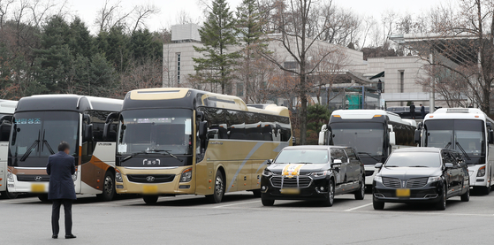 A parking lot in Goyang, Gyeonggi, is packed with funeral cars and coaches on Sunday as Korea weathers the worst wave of the Covid-19 pandemic and a spike in new cases and deaths. [NEWS1]