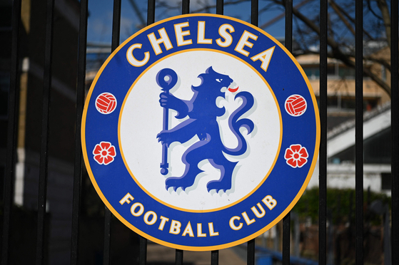 Chelsea FC's emblem is seen at Stamford Bridge in London on March 18, 2022. [AFP/YONHAP]