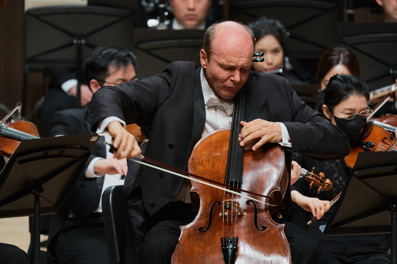 Norwegian cellist Truls Mork accompanies the Tongyeong Festival Orchestra during the opening concert of this year's TIMF on Friday. He is this year's festival's artist-in-residence. [KIM SI-HOON]