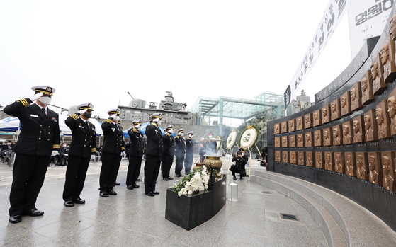 At the Second Fleet Command in Pyeongtaek, Gyeonggi, on Saturday, Navy officers pay their respects to the memorial for 46 sailors who died in the sinking of the corvette Cheonan, which is believed to have been torpedoed by North Korea on March 26, 2010.  [YONHAP]