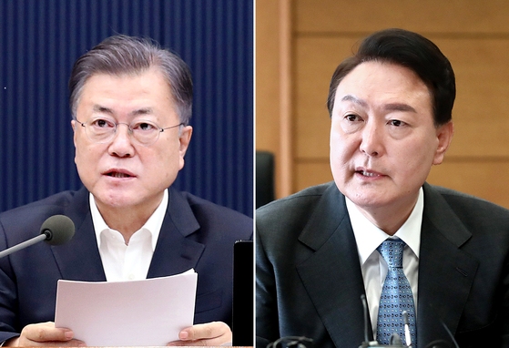 President Moon Jae-in, left, and President-elect Yoon Suk-yeol will hold their first dinner meeting at the Blue House in Seoul Monday. [JOONGANG PHOTO]