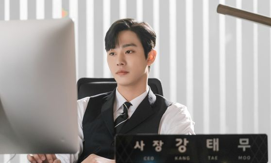 Ahn Hyo-seop portrays the young, tall and handsome CEO Kang Tae-moo who becomes infatuated with one of his employees, Shin Ha-ri (played by Kim Se-ejong). [SBS]