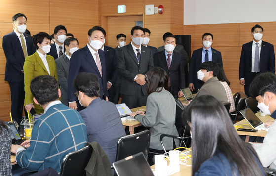 President-elect Yoon Suk-yeol visits the press breifing at the transition team headquarters in Jongno, Seoul, Monday. [YONHAP] 