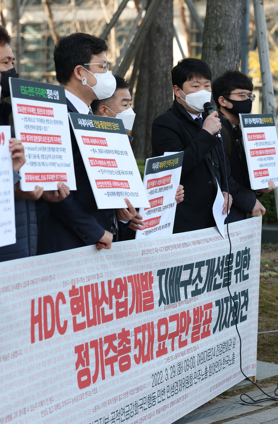 Civic groups, including the People’s Solidarity for Participatory Democracy, demonstrate in front of the Federation of Korean Industries headquarters in Yeouido, Seoul, on Tuesday, where Hyundai Development Company’s annual shareholders meeting was held. The construction company may be stripped of its business license as requested by the Land Ministry for the death of six workers for the collapse of an apartment building under construction in January in Gwangju. HDC is also responsible for the death of nine passengers on a bus when a building that was being demolished, also in Gwangju, collapsed in 2021. HDC management apologized and promised shareholders to make major changes. If the Seoul Metropolitan Government accepts the Land Ministry’s request, HDC will be the first construction company since Dong-A Construction in 1994, which was responsible for the collapse of a bridge into the Han River, to have its license revoked. [YONHAP] 