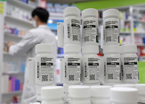 Merck Sharp & Dohme's oral Covid-19 pill Molnupiravir is stocked at a pharmacy in Seoul on Monday. [NEWS1] 