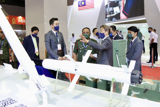 LIG Nex1 participated in the 2022 Defence Service Asia Exhibition and Conference (DSA), which opened on Monday in Kuala Lumpur, Malaysia. The Korean defense company's hardware on display at DSA 2022 includes the Cheongung II medium-range surface-to-air missile (M-SAM) and AT-1K Raybolt portable anti-tank missile system (also known as Hyeongung). [LIG Nex1]
