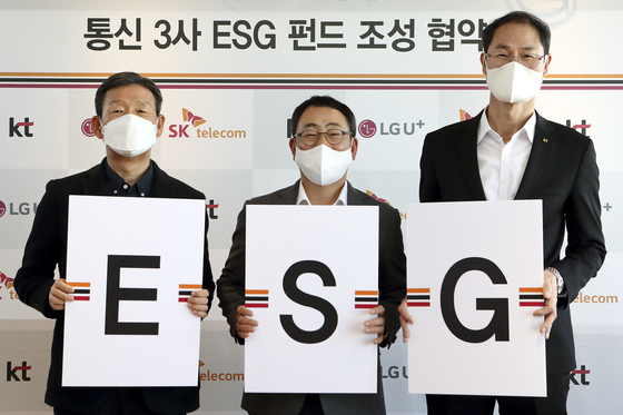 SK Telecom President Ryu Young-sang (center), KT President Park Jong-ook (right) and LG U+ CEO Hwang Hyeon-sik (left) pose for photo after signing an agreement to co-establish a 40-billion-won ($32.8 million) ESG fund to invest in start-ups focusing on developing socially-conscious technologies Tuesday. [SK TELECOM, KT, LG U+]