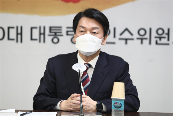 Ahn Cheol-soo, chairman of the presidential transition team, says he does not plan to serve as prime minister under the incoming Yoon Suk-yeol administration in a press conference at the transition office in Tongui-dong, central Seoul, Wednesday. [JOINT PRESS CORPS]