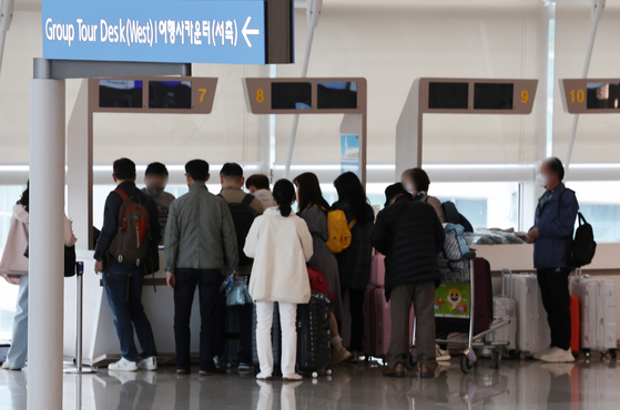 Travelers heading to Egypt gather at Incheon International Airport Terminal 1 ahead of their departure, Wednesday. [YONHAP] 