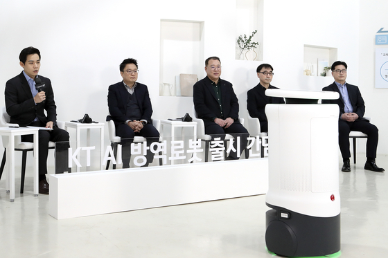 KT introduced two new disinfection robots on Wednesday in an online press conference. From second left are: Lee Sang-ho, Senior Vice President at KT and Head of AI Robot Business Unit; In Jung-su, Head of the AI Robot Business Unit; Park Sang-mok, Managing Director at the AI Robot Platform Management AI/DX Convergence Business Group; and Woo Sung-shik, Director of the AI Robot Business Team. [KT]