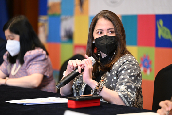 Tourism Secretary Bernadette Romulo-Puyat speaks with the press about new tourism destinations in the Philippines and changing Covid-19 measures for travelers at the Lottel Hotel in central Seoul on Wednesday. [PHILIPPINES DEPARTMENT OF TOURISM]