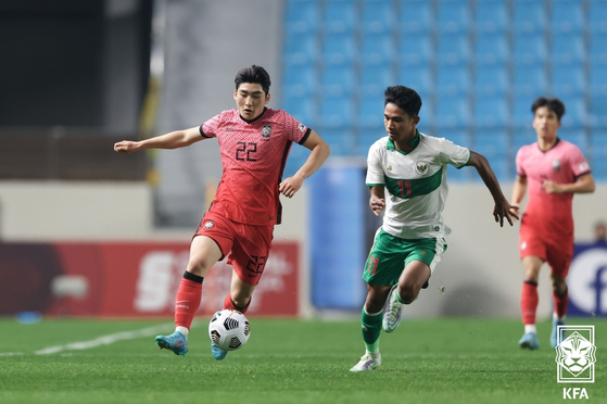 Jung Jong-hun of Gwangju FC runs with the ball during a Korean national U-19 game against Indonesia at DGB Daegu Bank Park in Daegu on Tuesday. Jung scored two goals to lead Korea to a 5-1 win. [NEWS1]