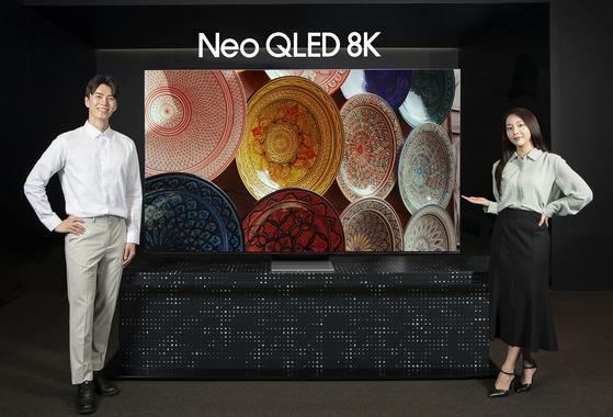 Models pose with Samsung Electronics' Neo QLED 8K television. [SAMSUNG ELECTRONICS]