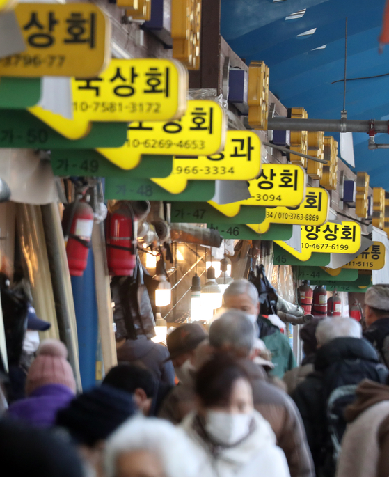 People shop for groceries at a traditional market in Cheongnyangni, eastern Seoul. [NEWS1]