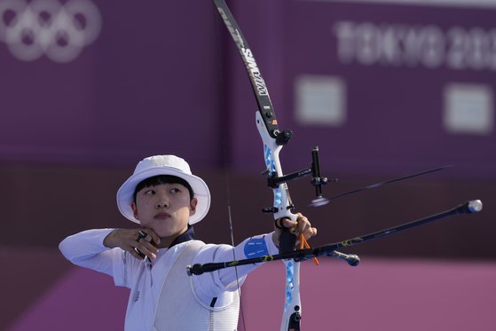 An San releases an arrow during the mixed team competition at the 2020 Tokyo Summer Olympics on July 24, 2021 in Tokyo. [AP/YONHAP]