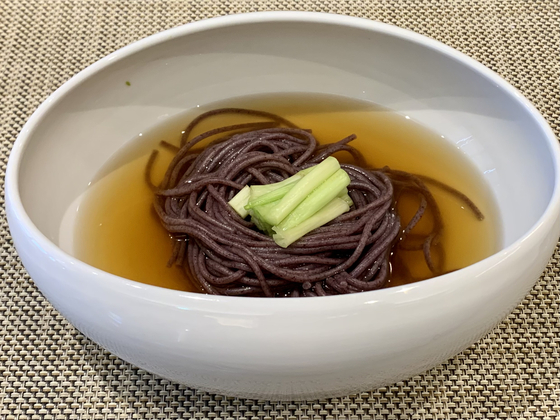 Warm noodles made with black rice and soybean paste broth [LEE JIAN] 