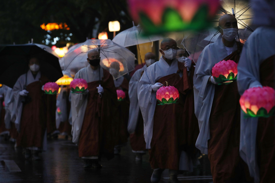 In this file photo, Buddhist monks take part in an annual lantern parade on a road near Jogye Temple in central Seoul on May 15, 2021, ahead of Buddha's birthday. [YONHAP]