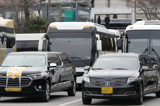 The parking lot of the Seoul Seunghwawon, a funeral facility run by the Seoul Metropolitan Government in Goyang, Gyeonggi, is filled with funeral vehicles on March 27. [NEWS1]