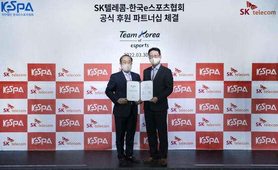 SK Telecom signed a three-year sponsorship deal with the Korea e-Sports Association (KeSPA) on Wednesday. Kim Young-man, president of KeSPA (left), and Kim Hee-sub, chief PR officer of SK Telecom pose for photos after the signing ceremony. [SK TELECOM]