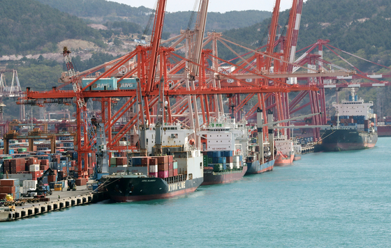 Cargos loaded up on ships for export at a port in Busan on Friday. [YONHAP]