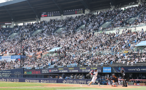 With stands packed, the Hanhwa Eagles and the Doosan Bears face off at Jamsil Baseball Stadium in southern Seoul on Sunday. The 2022 Korea Baseball Organization (KBO) season opened on Saturday with all 10 clubs playing at five stadiums across the country. The ballparks swung their gates open to welcome fans to full capacity, the first time teams have been able to do so on Opening Day since 2019. Teams have spent most of the past two seasons without fans in the stands, with strict Covid-19 protocols in place during the pandemic.  [YONHAP]