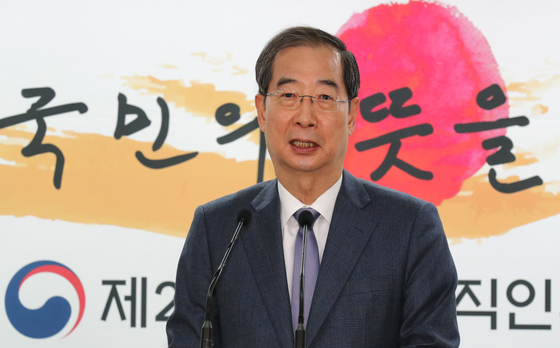 Former Prime Minister Han Duck-soo speaks to the press at President-elect Yoon Suk-yeoul's presidential transition committee headquarters in central Seoul on Sunday after he was nominated by Yoon as prime minister. [JOINT PRESS CORPS] 